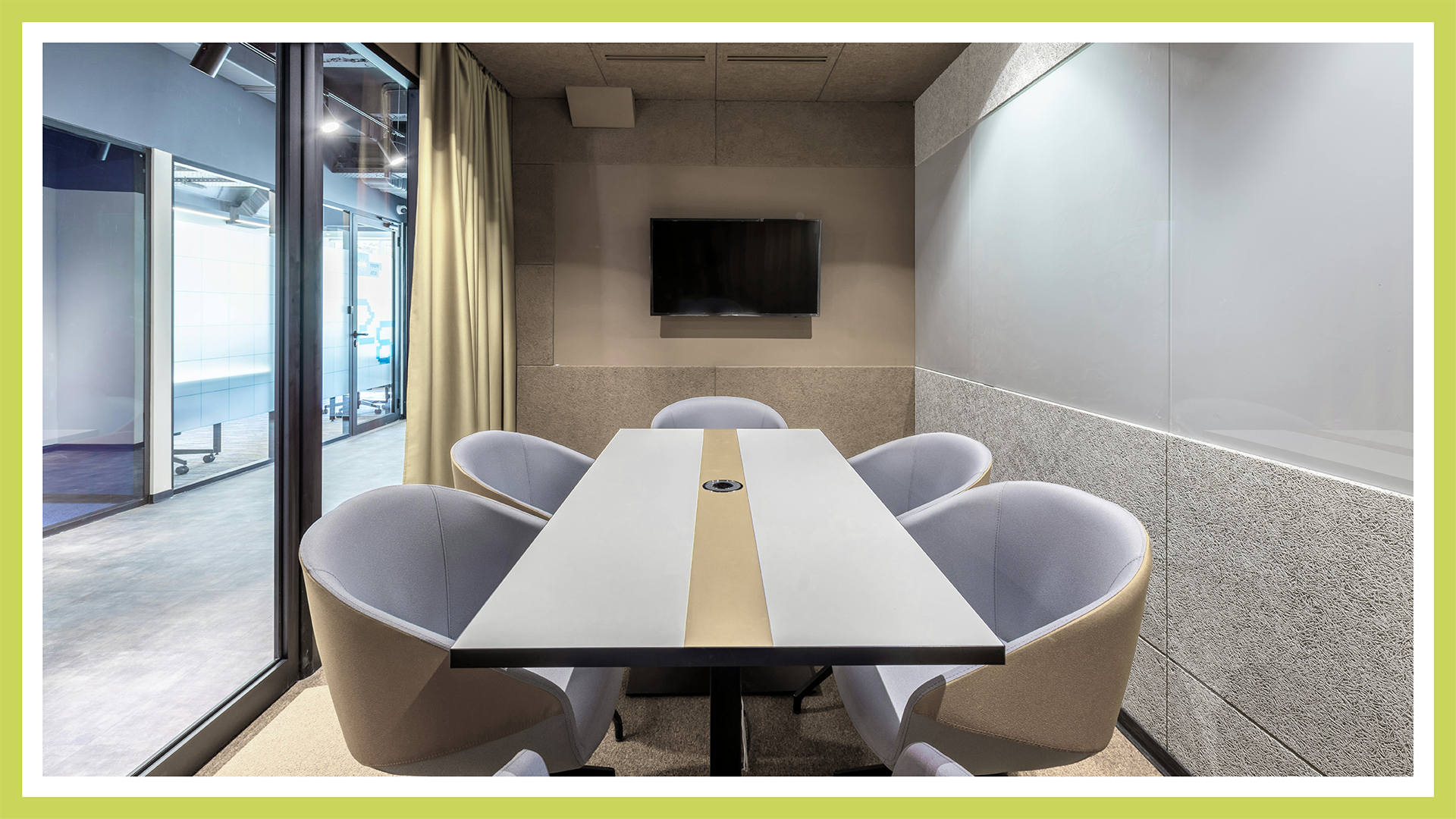 Zu sehen ist ein Foto aus einem Besprechungsraum. In der Mitte des Bildes befindet sich ein länglicher Tisch, der von fünf Bürostühlen umgeben ist. Diese repräsentieren die fünf Abteilungen des Instituts.