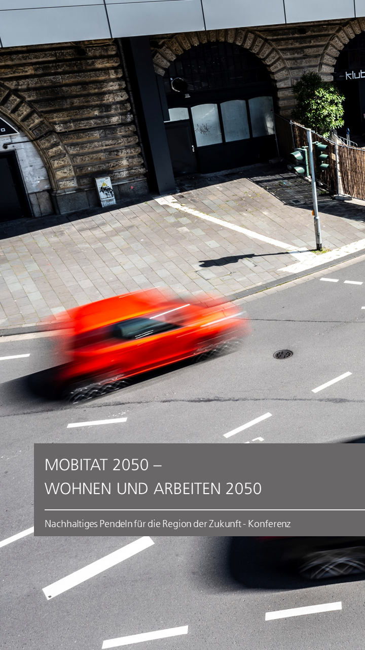 Ein Vorschaubild zum Konferenzprogramm. Ein verschwommenes Auto fährt auf einer Straße.