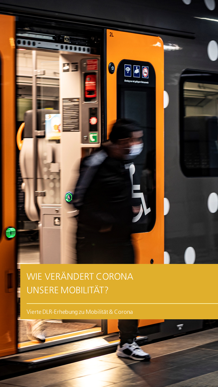 Zu sehen ist eine männlich gelesene Person, welche aus einem Zug aussteigt. Die Person trägt einen Mund-Nasenschutz.