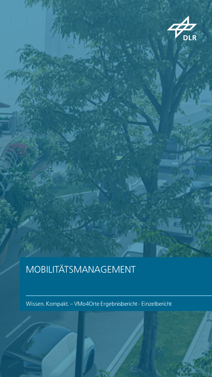 Zu sehen ist eine Szene aus der Straßenperspektive neben einer begrünten Brücke; hinter einem Baum fahren verschiedene moderne Fahrzeuge vorbei. Das Kapitel trägt den Titel "Mobilitätsmanagement".