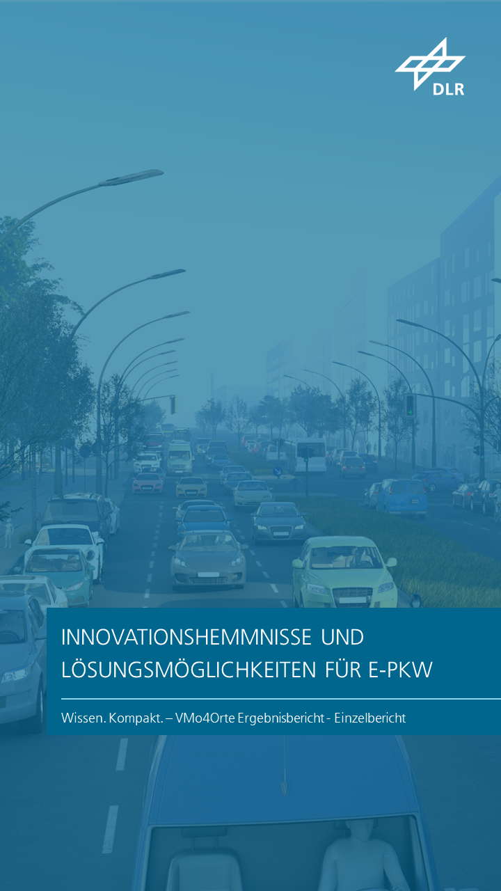 Zu sehen ist eine vielbefahrene Straße mit drei Fahrbahnen in jede Richtung und einem schmalen Grünstreifen in der Mitte. Das Kapitel trägt den Titel "Innovationshemmnisse und Lösungsmöglichkeiten für e-PKW".