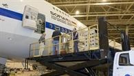 Erster Einbau des deutschen Instruments GREAT in die fliegende Sternwarte SOFIA