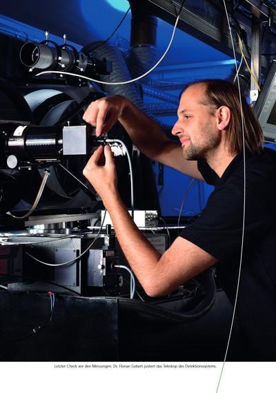 Letzter Check vor den Messungen: Dr. Florian Gebert justiert das Teleskop des Detektionssystem