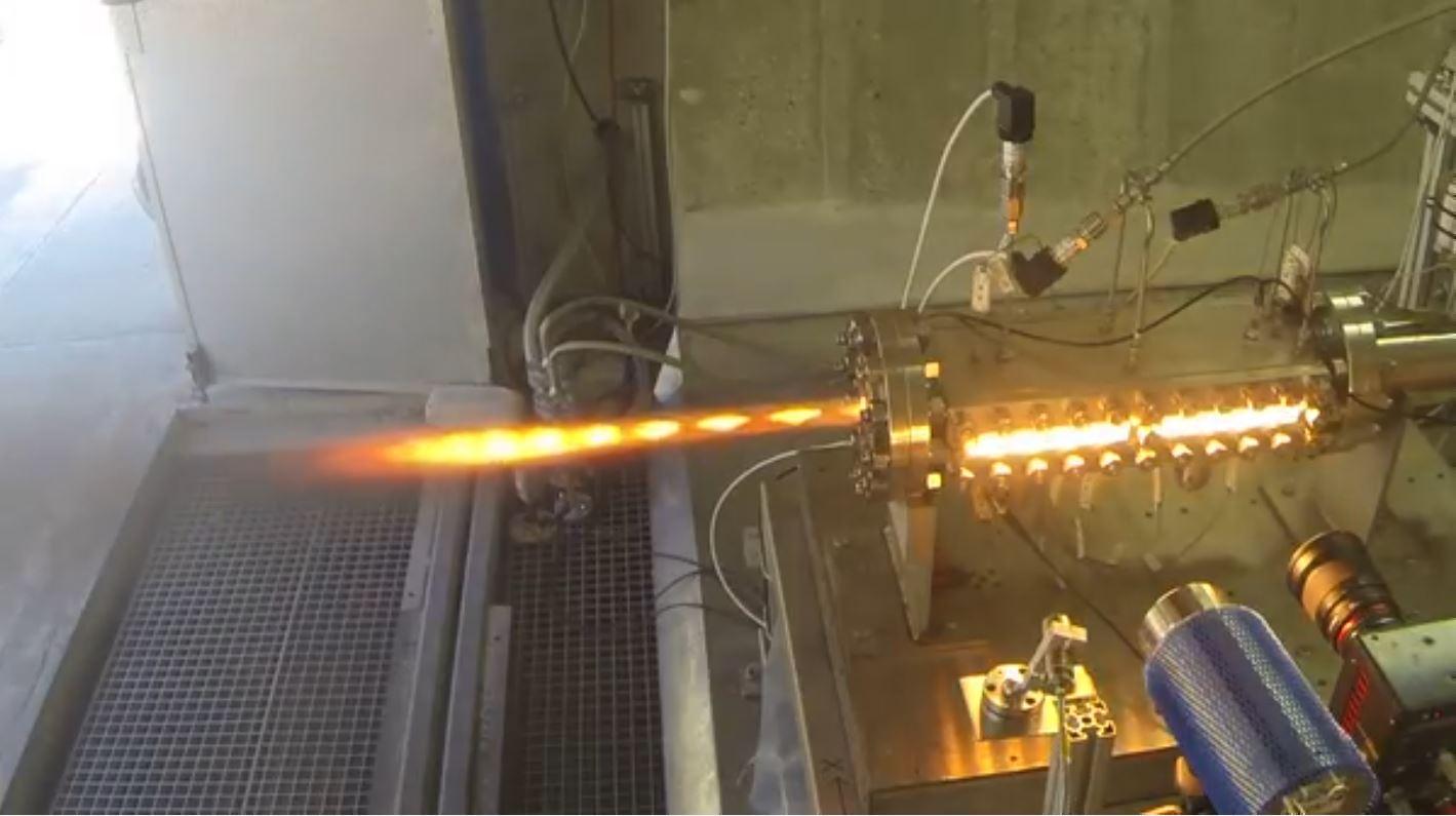 Startbild - Video: Versuchslauf mit Brennkammer ARIEL