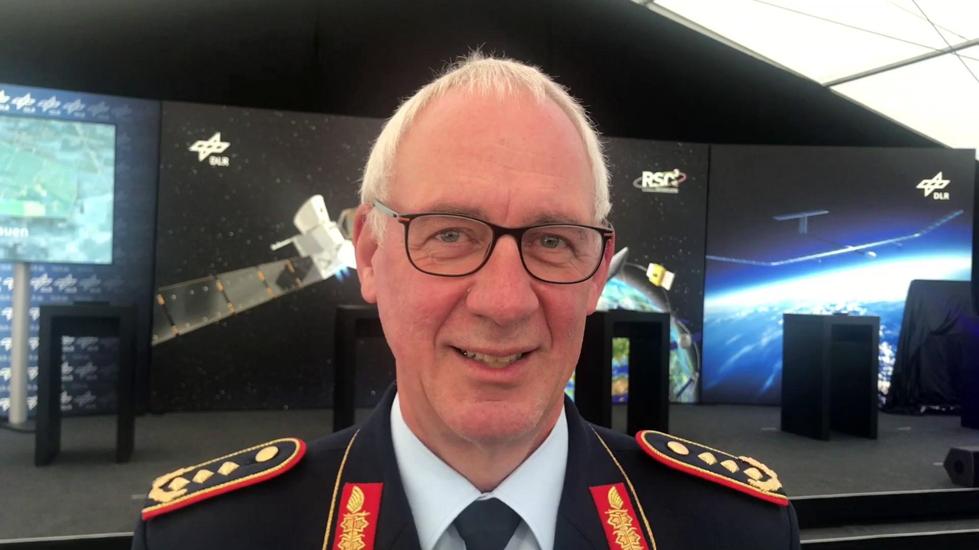 Vorschaubild: Generalleutnant Rieks gratuliert zum Startschuss für den AeroSpacePark Trauen