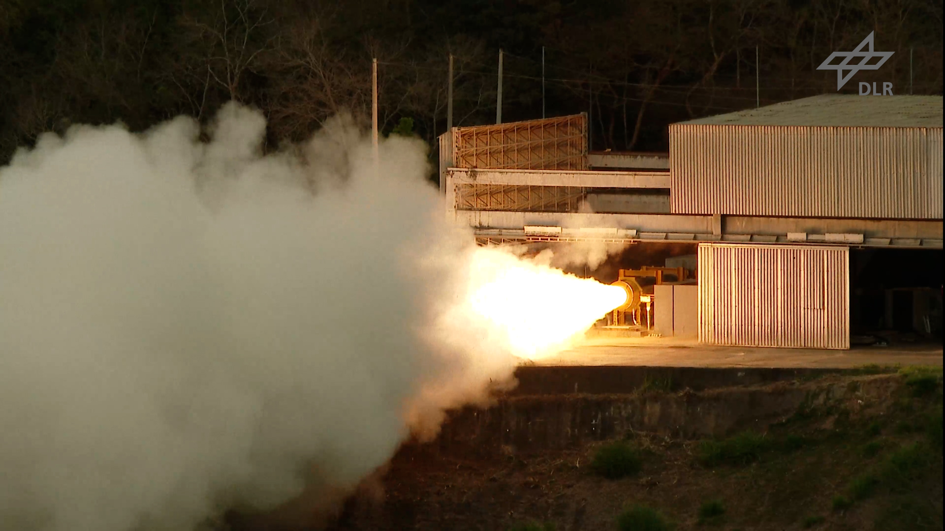 Standbild: Feststoffraketenmotor S50 während des statischen Abbrandtests in Brasilien
