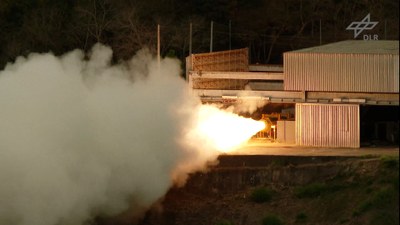 Standbild: Feststoffraketenmotor S50 während des statischen Abbrandtests in Brasilien