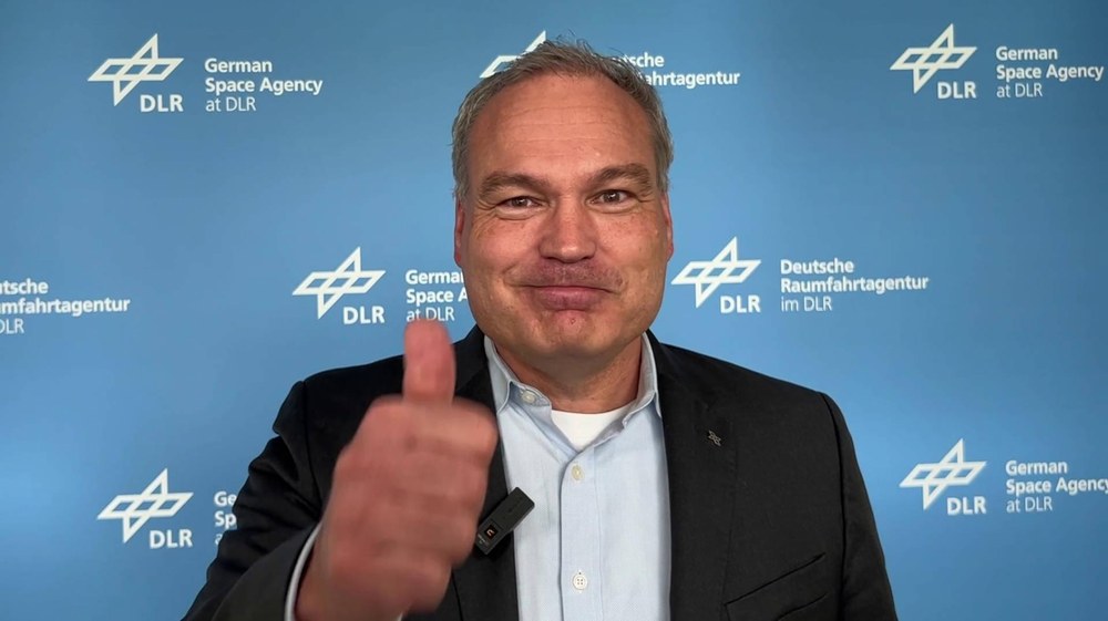Video: Dr. Walt­her Pel­zer gra­tu­liert zum Start von Ar­te­mis I