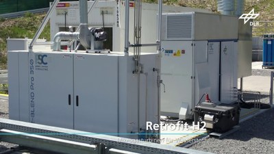 Mikrogasturbine in Retrofit-H2-Pilotanlage mit Verteil- und Mischstation.