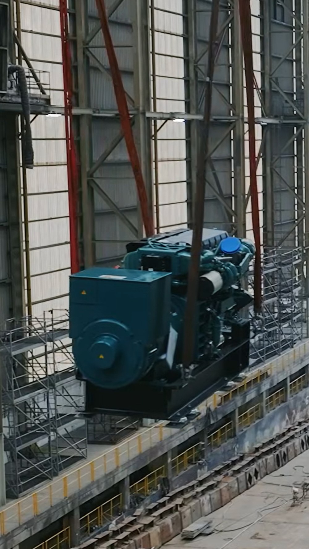 Video: Hochzeit in der Werft – die MODULARIS erhält ihre Motoren