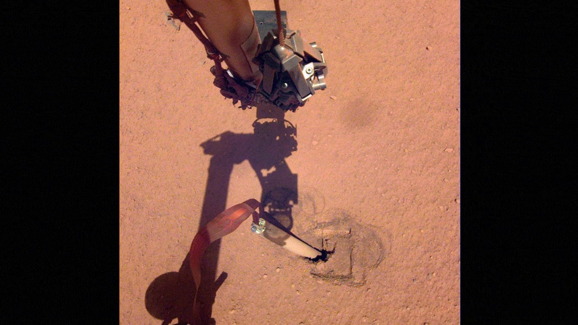 Standbild: InSights Arm-Kamera schaut auf den Marsmaulwurf
