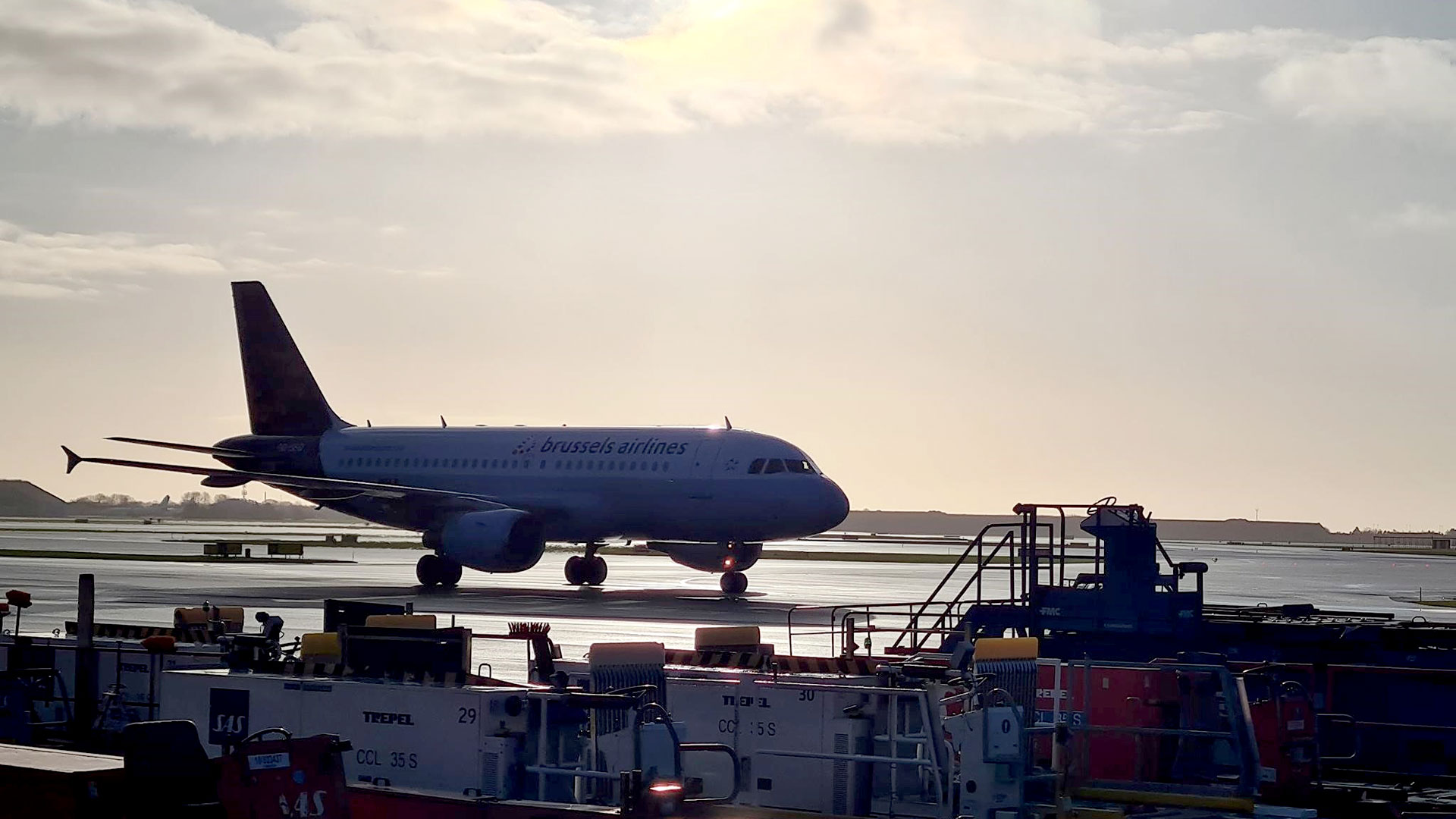 Flugzeug Auf Rollfeld