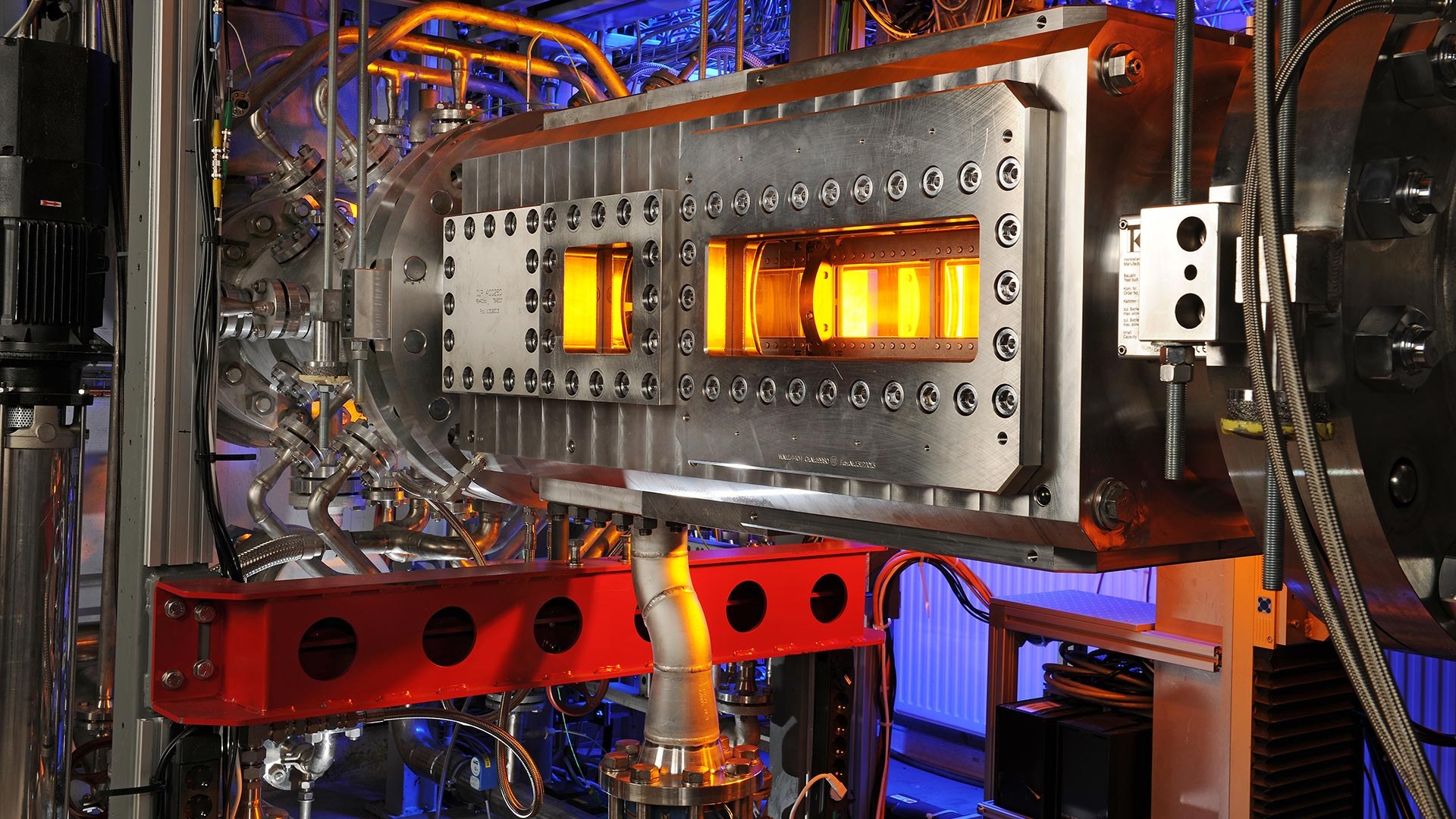 Das Bild zeigt das Druckmodul des Hochdruck-Brennkammerprüfstand HBK-S. Die großen Scheiben erlauben eine sehr gute optische Zugänglichkeit und ermöglichen es, Verbrennungsprozesse mit optischen, Laser-basierten Messmethoden zu untersuchen.