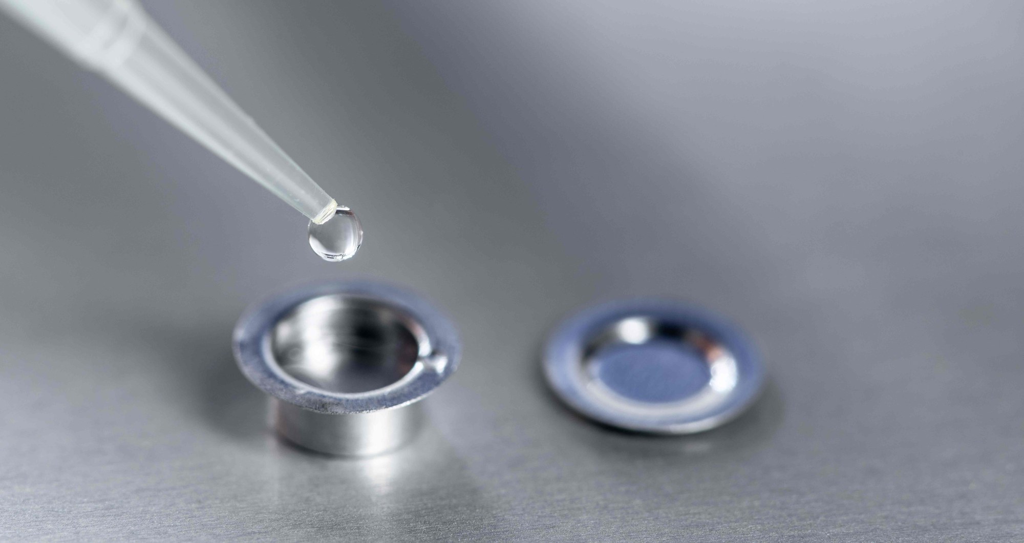 Synthetischer Treibstoff wird mit der Pipette für die Analyse im Labor vorbereitet.