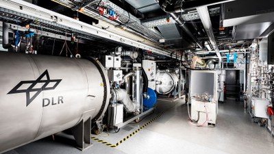 Blick in das Labor Forschungskraftwerk. Zu sehen sind unterschiedliche Prüfstände für die Erforschung von Mikrogasturbinen-basierten Kraftwerkskonzepten.