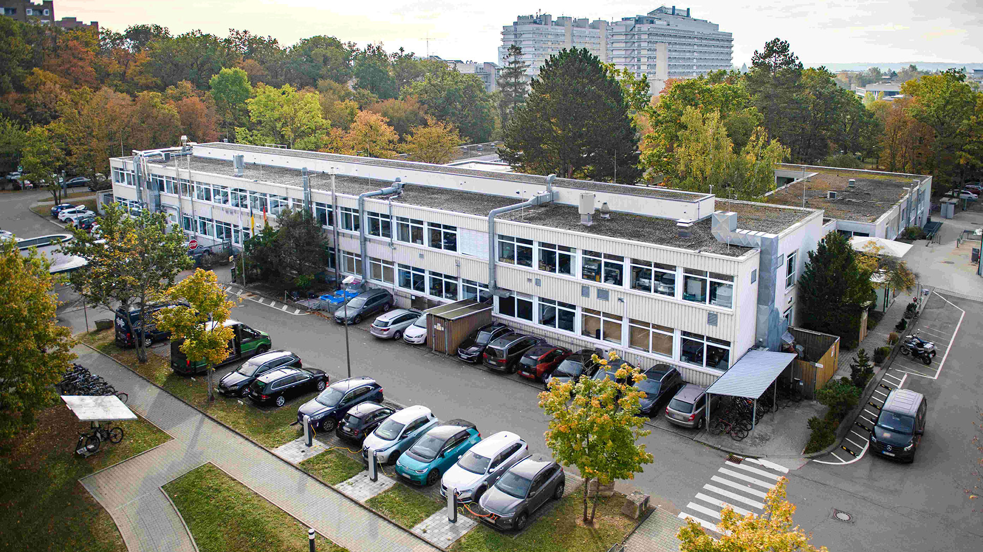 Das Institutsgebäude liegt in unmittelbarer Nähe zum Vaihinger Campus der Universität Stuttgart.