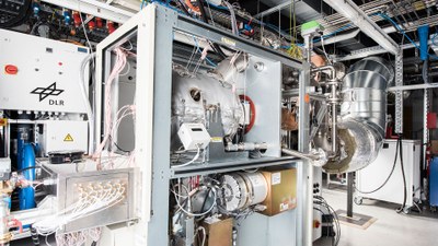 Mikrogasturbine mit geöffneter Verkleidung und Messinstrumentierung für wissenschaftliche Untersuchungen.