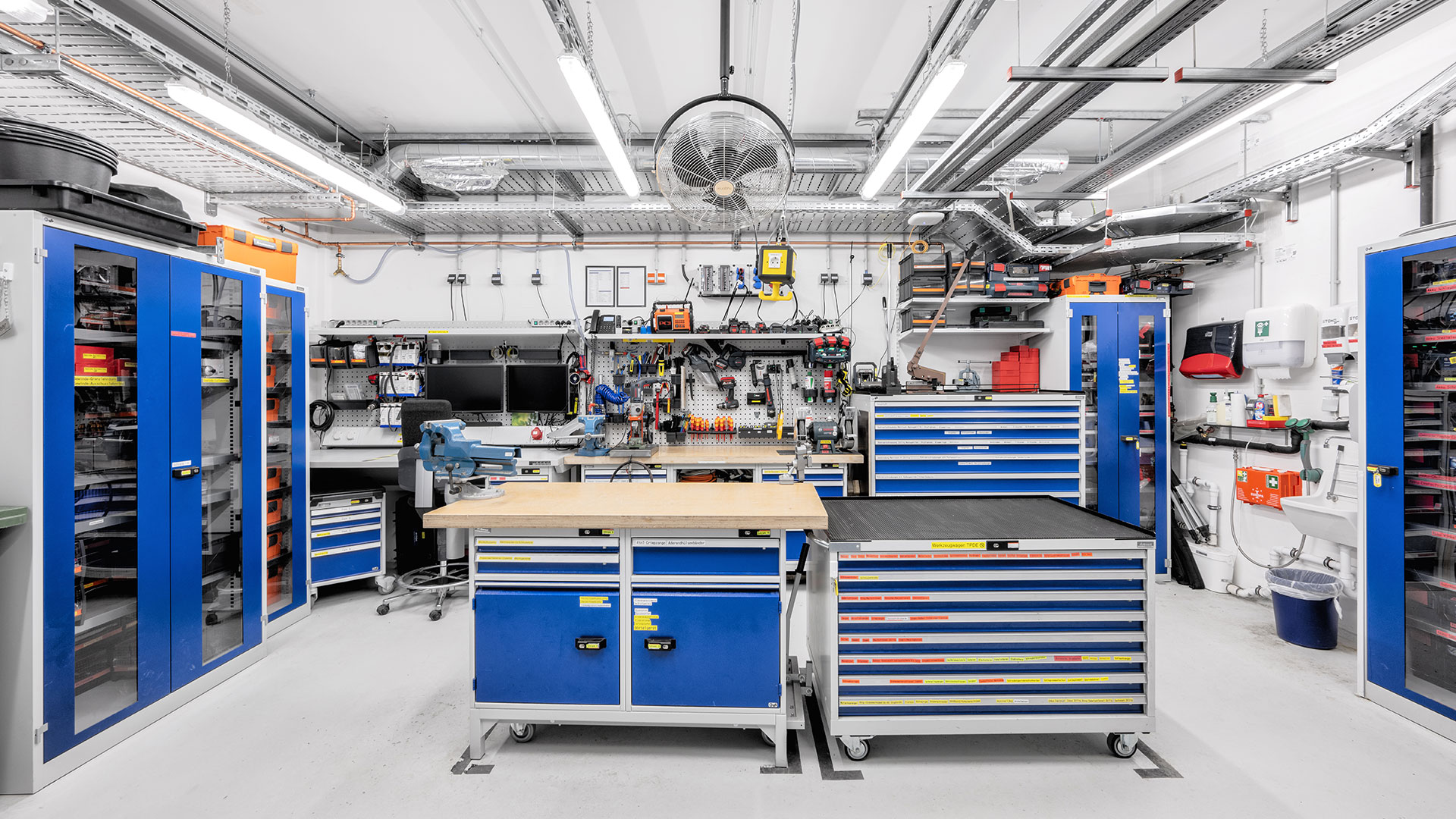 Blick in den Rüstraum des Labors Technologie-Plattform Dezentrale Energien (TPDE).