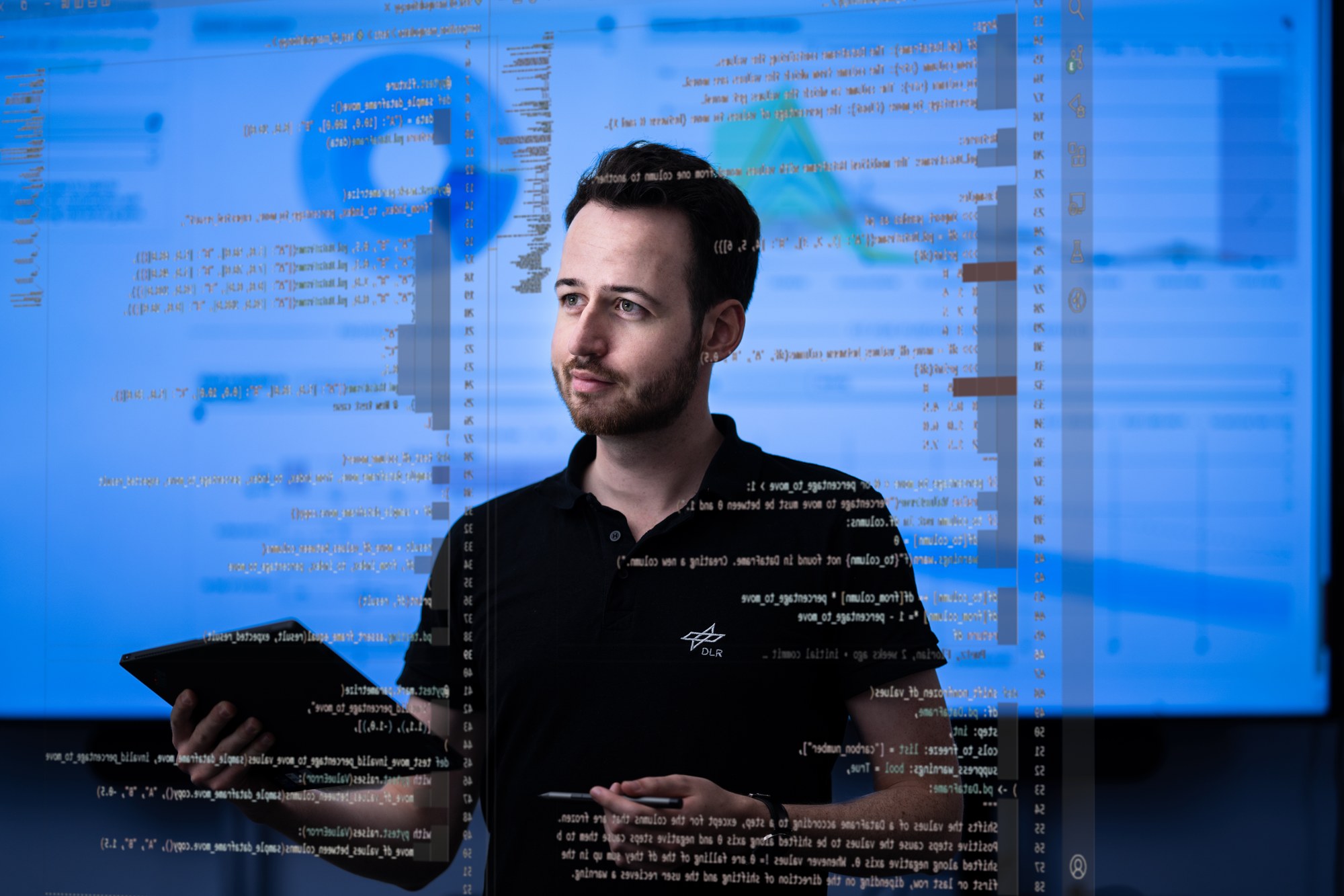 Ein Wissenschaftler arbeitet mit Codes auf einem Tablet