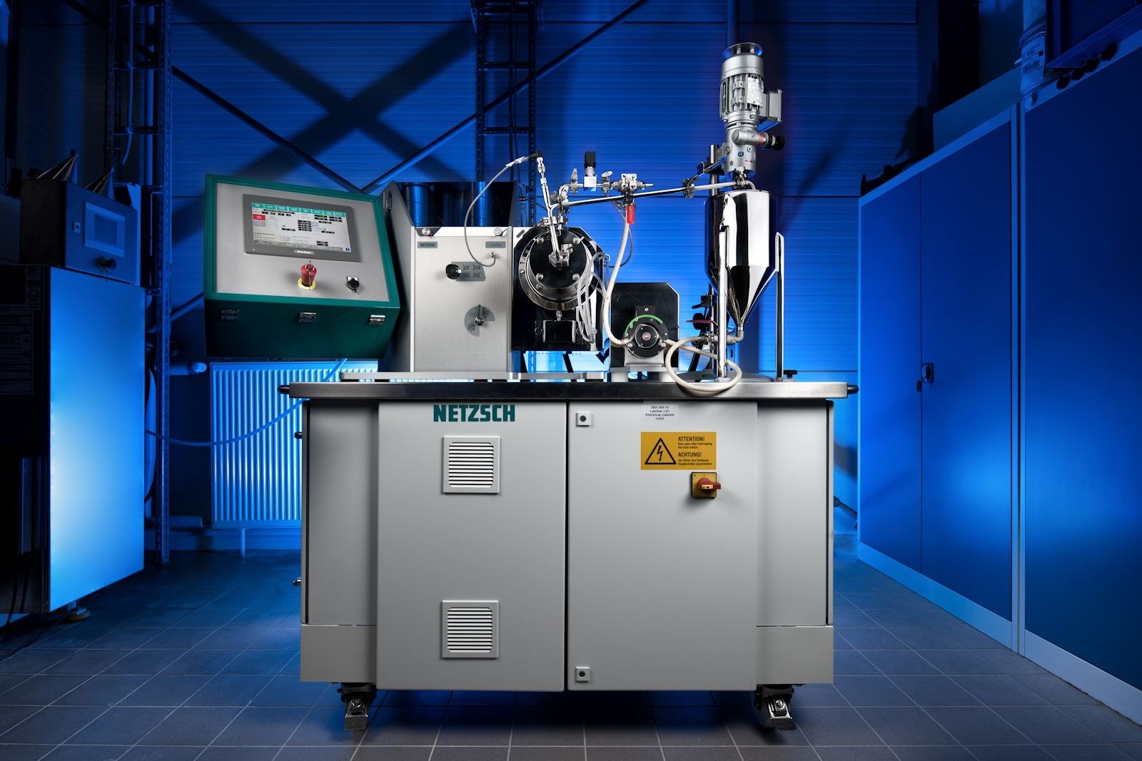Die Rührwerkskugelmühle wird für die Entwicklung von keramischen Schlickern für hochtemperaturstabile und schadenstolerante oxidkeramische Faserverbundwerkstoffe (oxCMC) eingesetzt