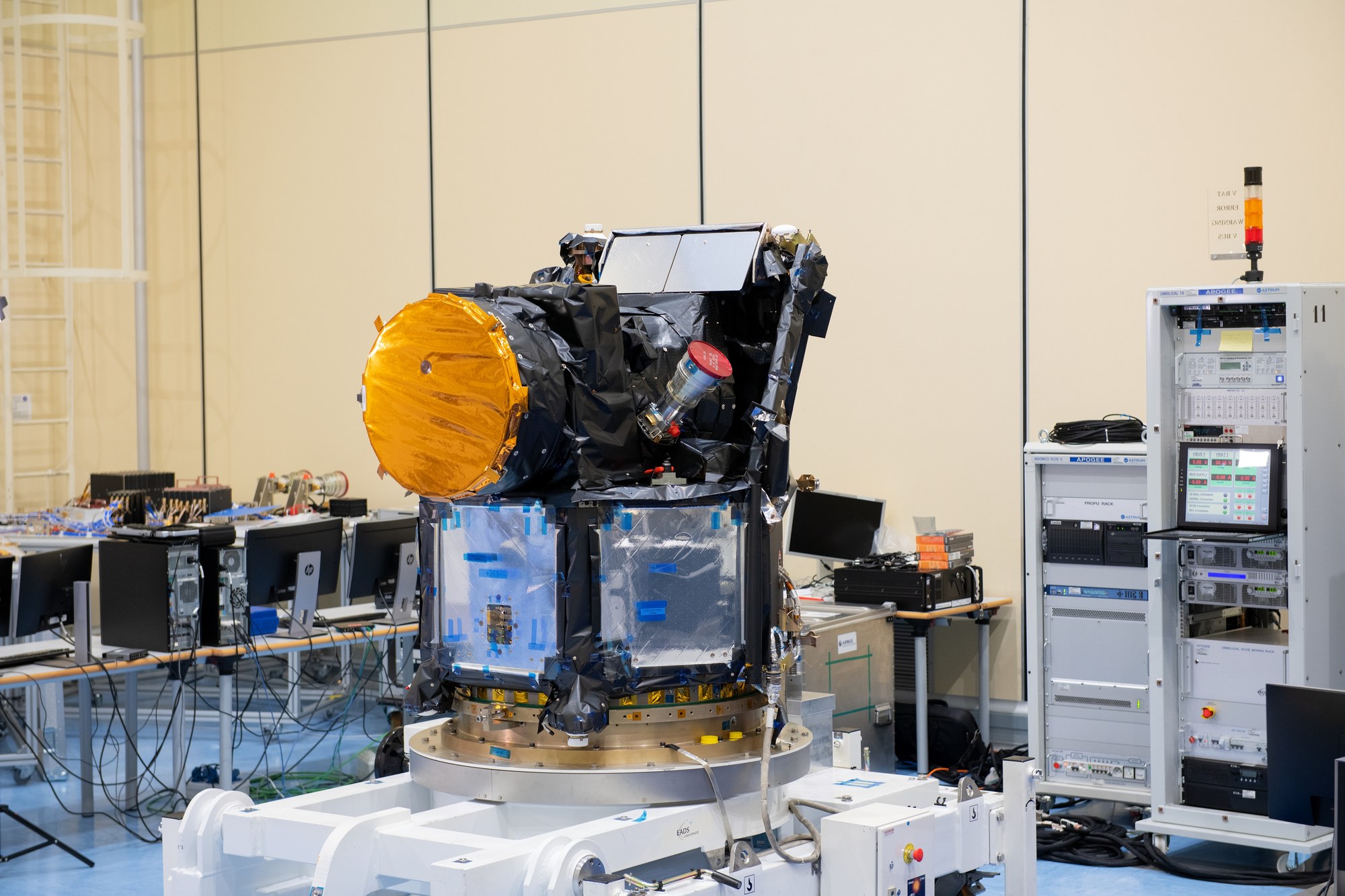Der fertige Satellit im Reinraum bei der Firma Airbus in Madrid vor dem Transport nach Kourou