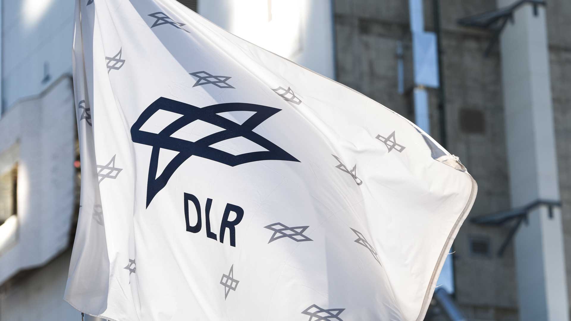 Flag with the DLR symbol