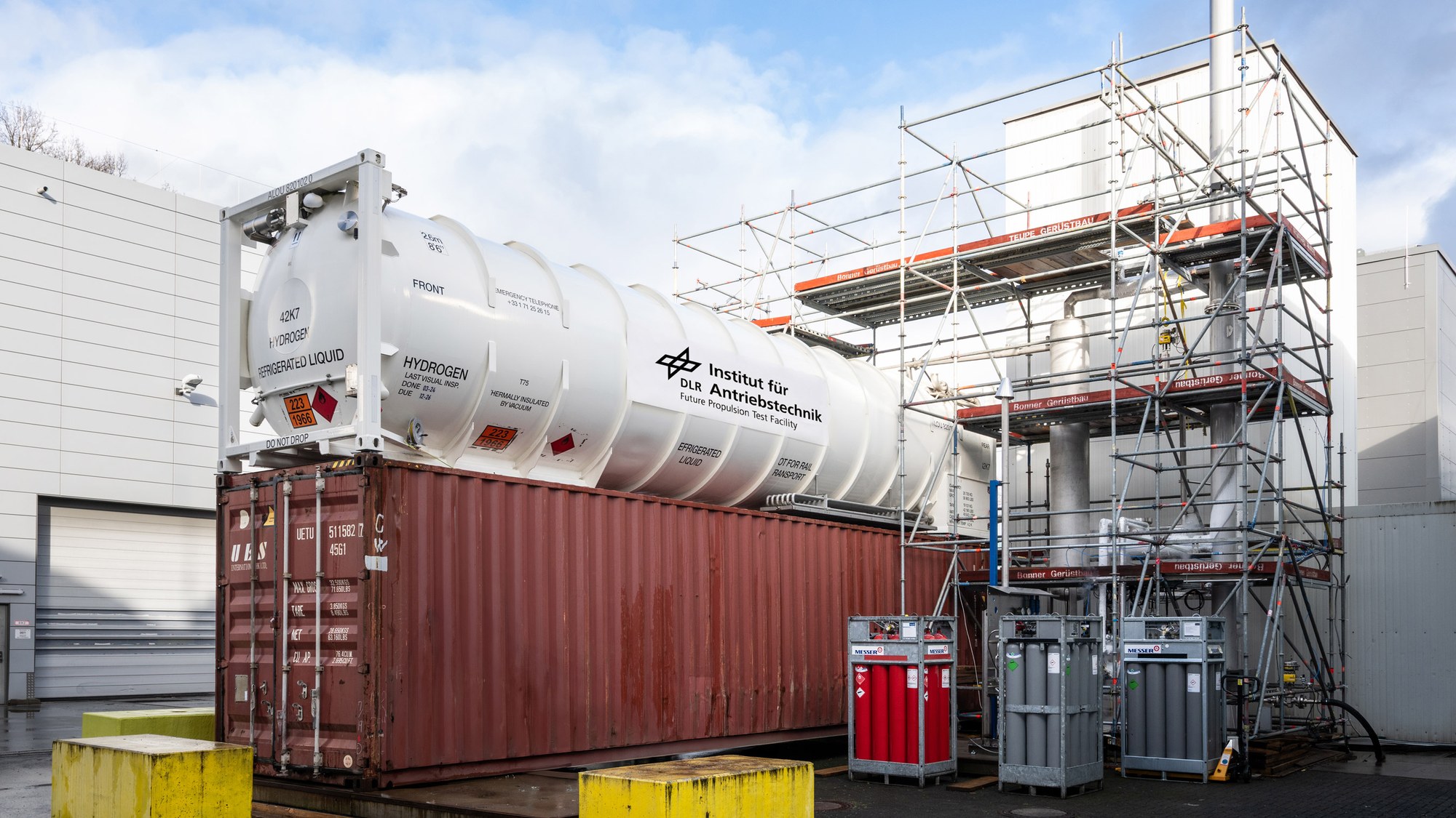 With its pump testing infrastructure, the FPT enables research into cryogenic fuel pumps that can be tested under relevant operating conditions.