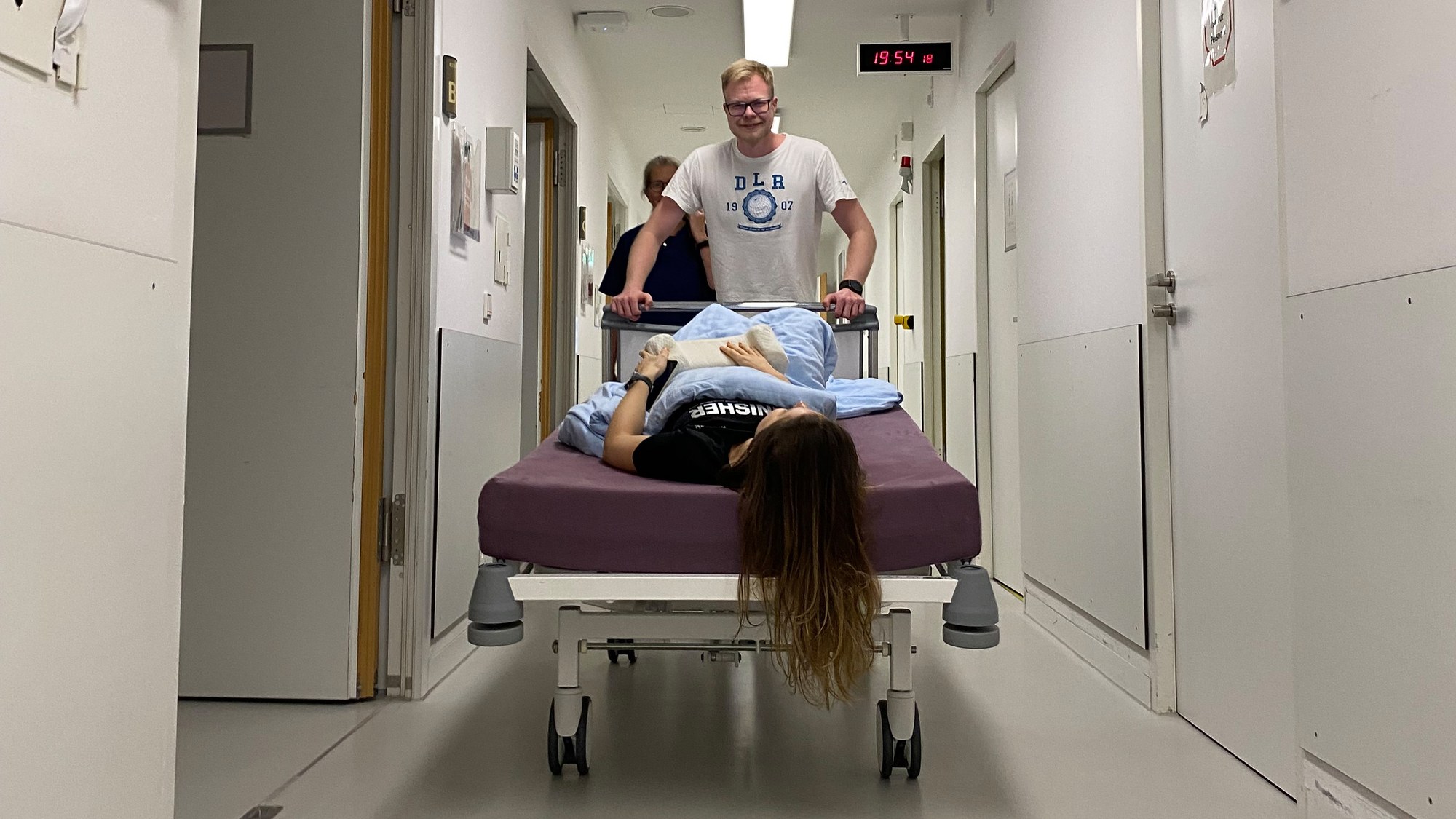 The test subjects are brought to the lecture hall in their beds