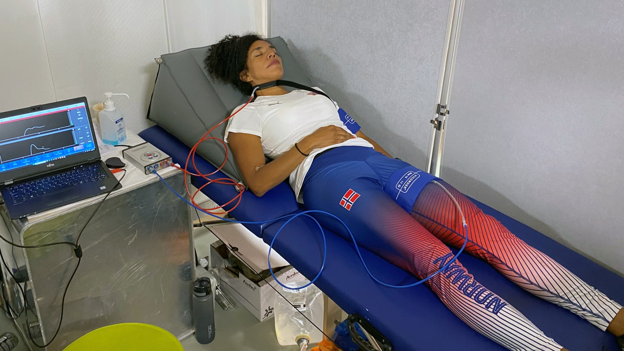 Determining the age of blood vessels by measuring 'pulse wave velocity'