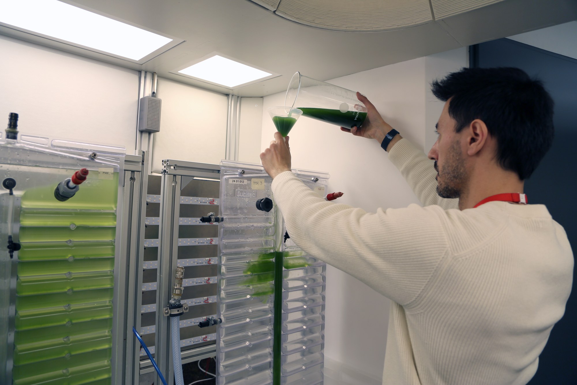 Filling the reactor with algae