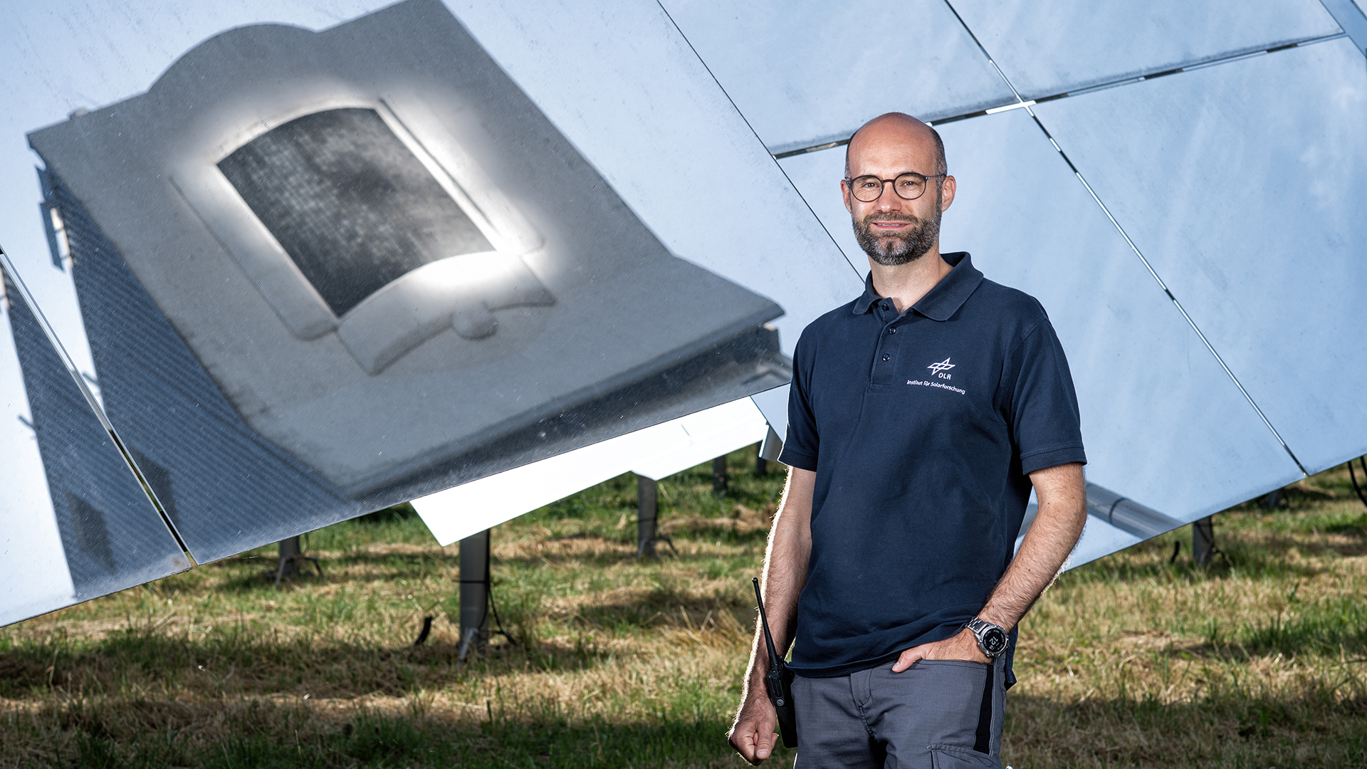 Engineer Oliver Kaufhold is responsible for the heliostat field at the solar tower in Jülich.