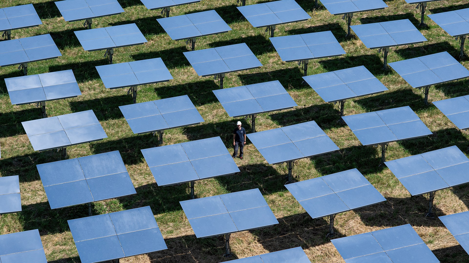 Oliver Kaufhold has more than 2000 mirrors at his disposal to direct the solar radiation for experiments on the solar towers.