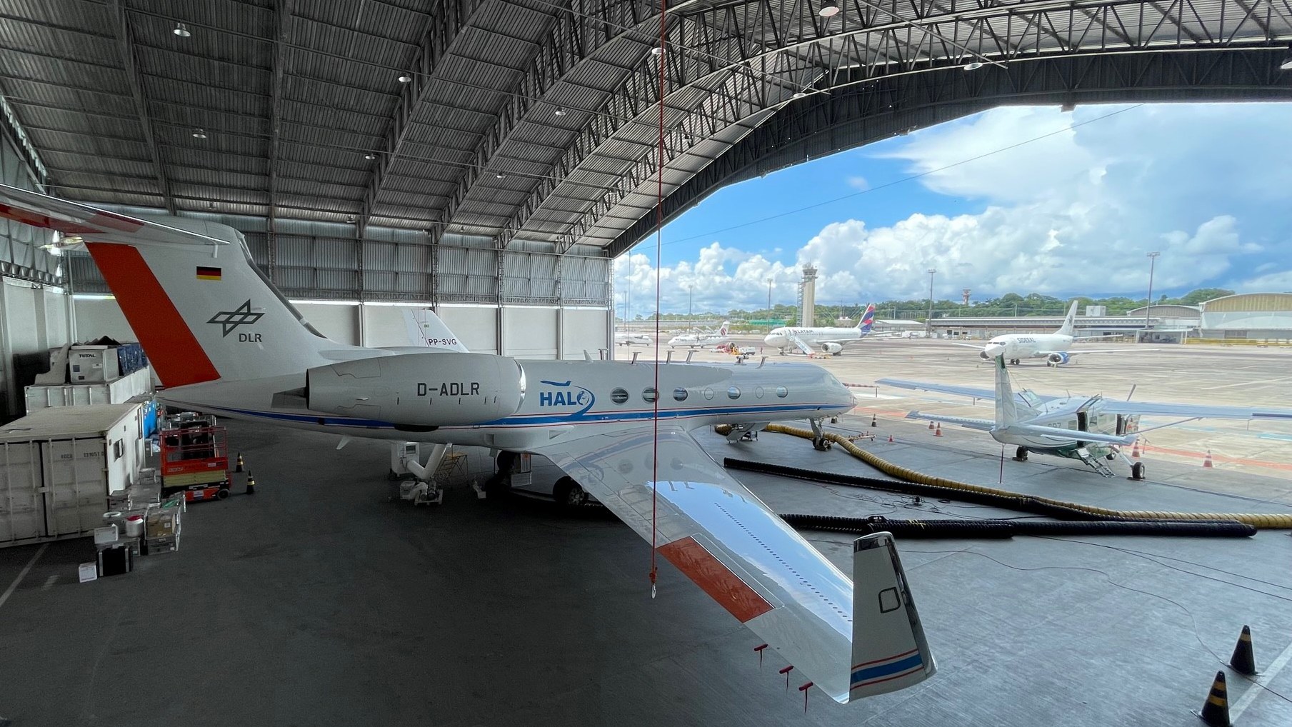 Preparations in the hangar of the "Eduardo Gomes" airport