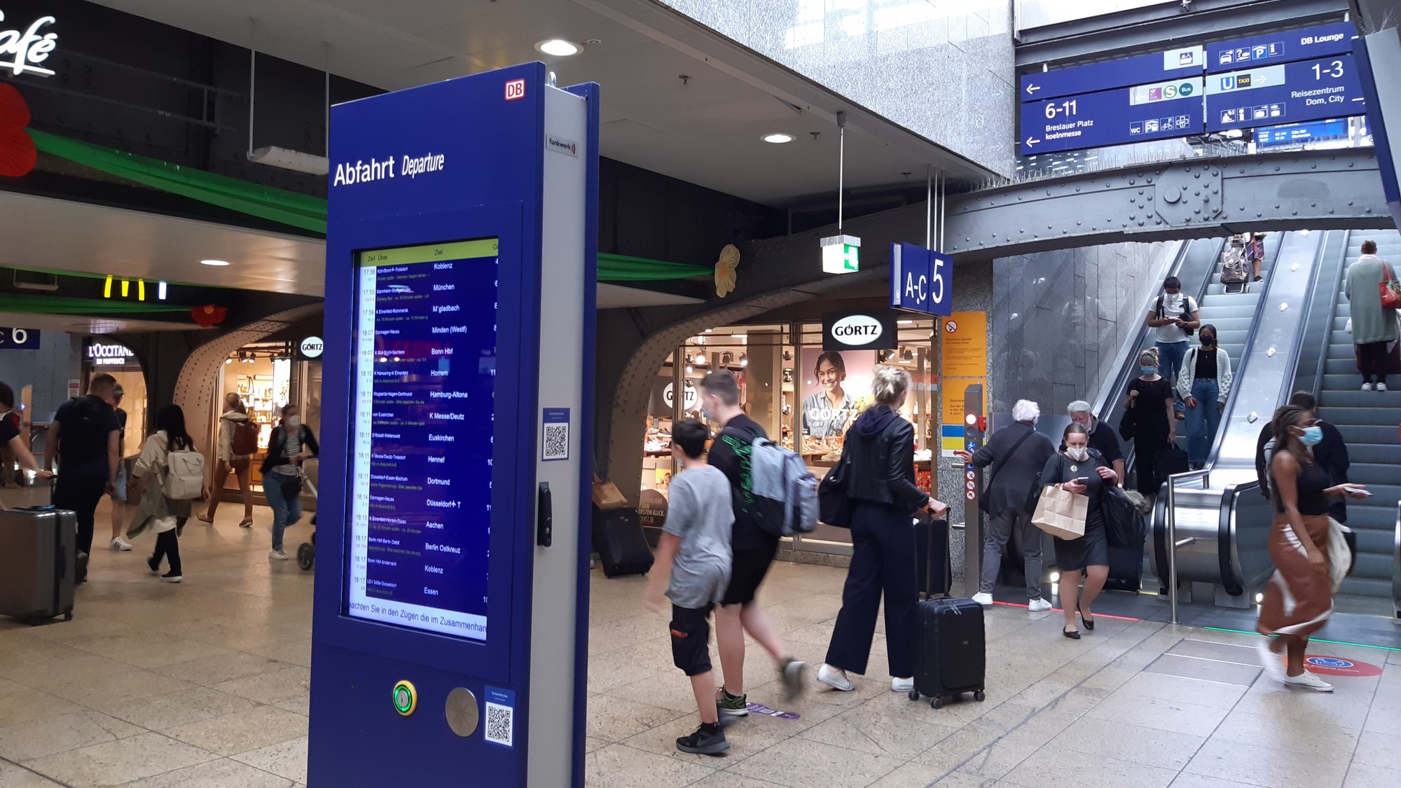 Station concourse with restaurants and shops