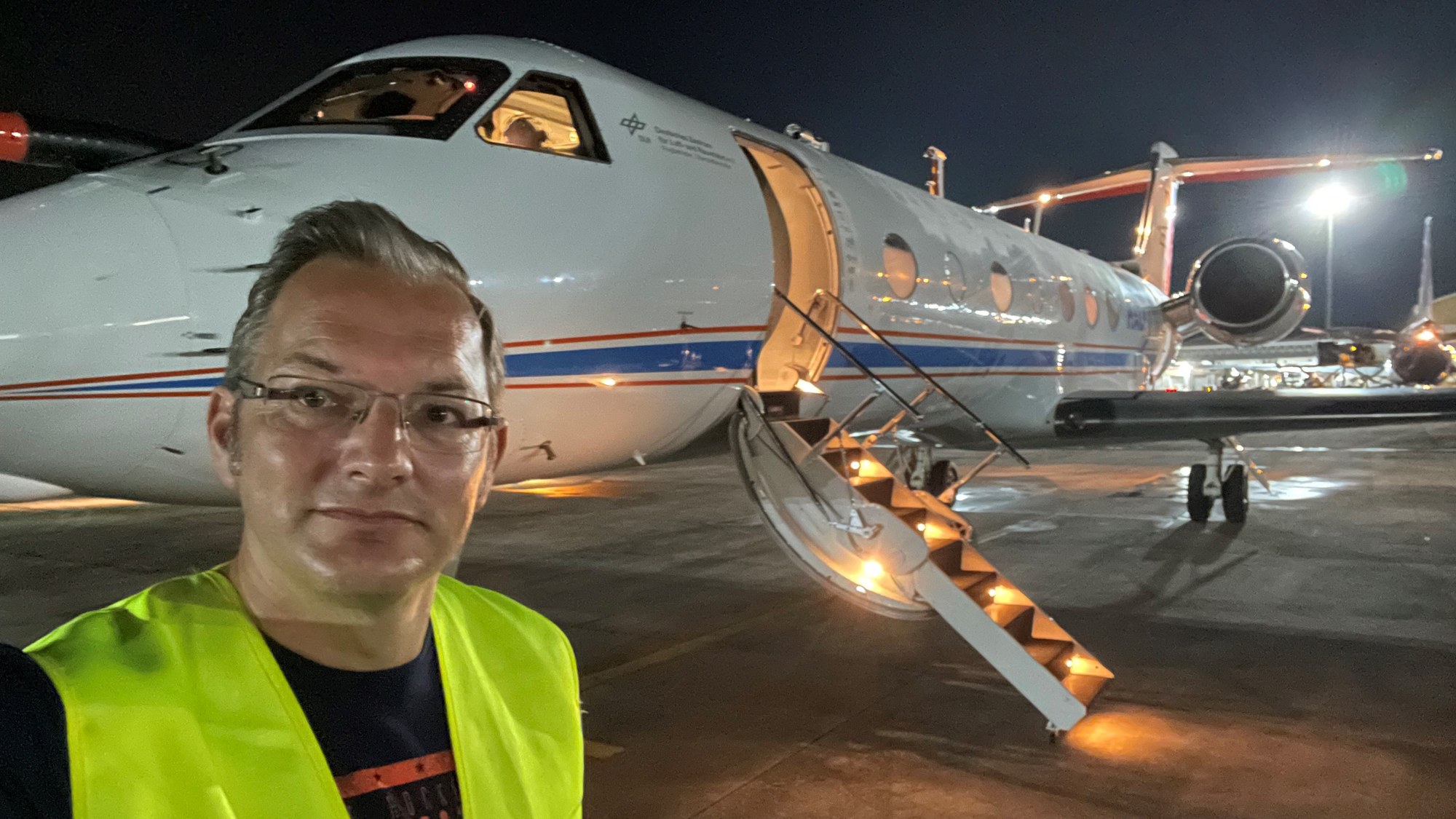 The flight schedule dictates the working hours