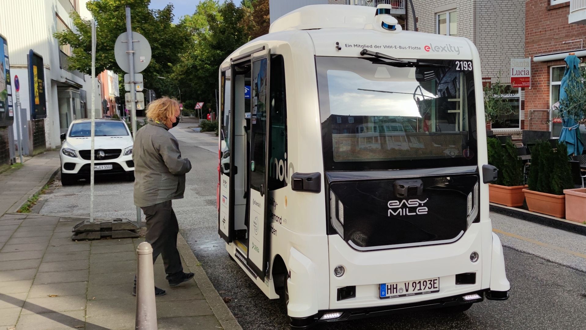 The self-driving "emoin" bus in action on the Bergedorf district of Hamburg