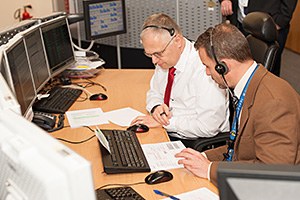 Die Flight Directoren Torsten Gehrke und Gustav Öffenberger