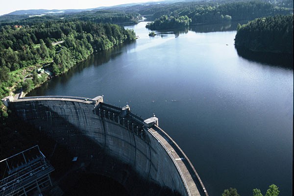 Die Staumauer des Kraftwerks Ottenstein und der dahinterliegende Stausee, Bild: EVN-AG, Bild oben: Leine-Waserfall; Daniel Schwen