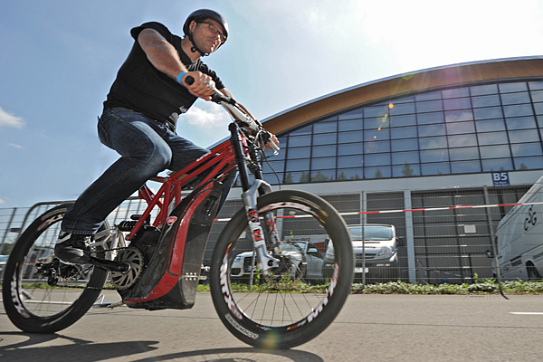 Probefahren von E-Bikes auf der Eurobike 2010 in Friedrichshafen; Bild: Pressebild Eurobike.