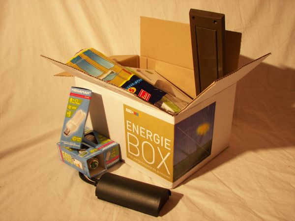 Energiesparbox: Das Niederländische Umweltministerium verteilte diese Energiesparboxen an 10.000 Haushalte, mit dem Ziel, Energieeinsparpotentiale besser auszunutzen. Enthalten ein waren unter anderem Energiesparleuchten und ein Gerät, das den Standby-Betrieb von Fernsehgeräten unterbindet. Quelle: Mtcv.