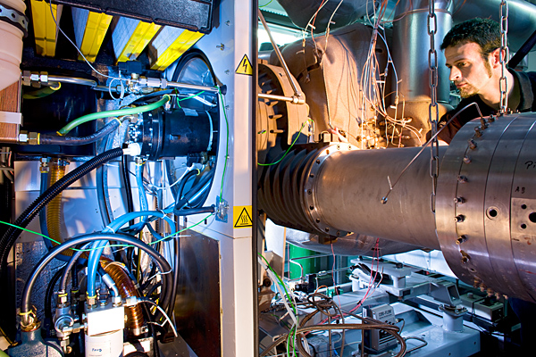 Die Mikrogasturbine auf dem Prüfstand im DLR-Institut für Verbrennungstechnik in Stuttgart, Bild: DLR.