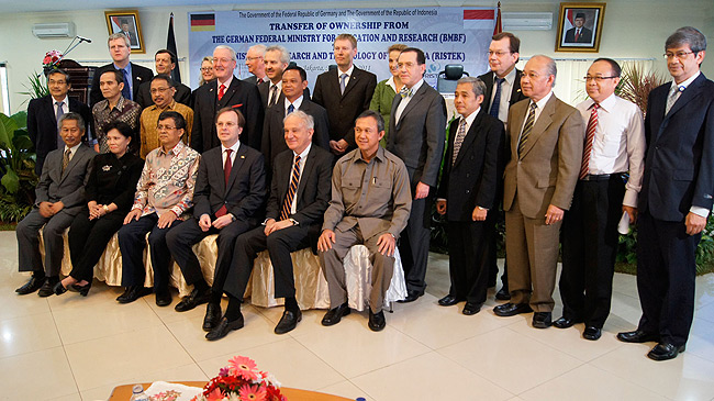 Gruppenfoto der deutschen Delegation mit hochrangigen Repräsentanten indonesischer Forschungseinrichtungen nach Übergabe des Tsunami-Frühwarnsystems (GITEWS) an Indonesien in den Räumlichkeiten von BMKG in Jakarta.