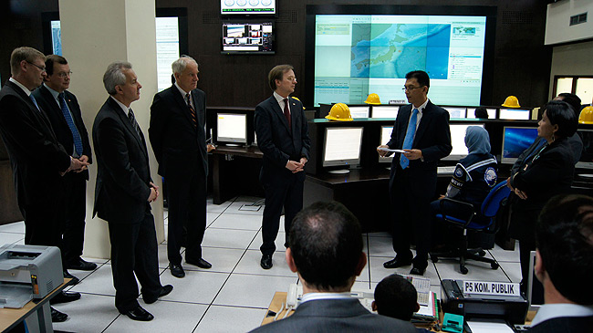 Blick in das Tsunami-Frühwarnzentrum bei BMKG in Jakarta.