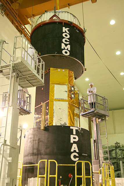 Das obere Segment mitsamt dem so genannten Gas-Dynamic-Shield wird über TanDEM-X gestülpt.