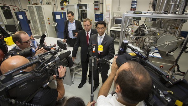 Bundeswirtschaftsminister Philipp Röslerzu Besuch im DLR-Stuttgart. Bild: DLR, CC-BY.