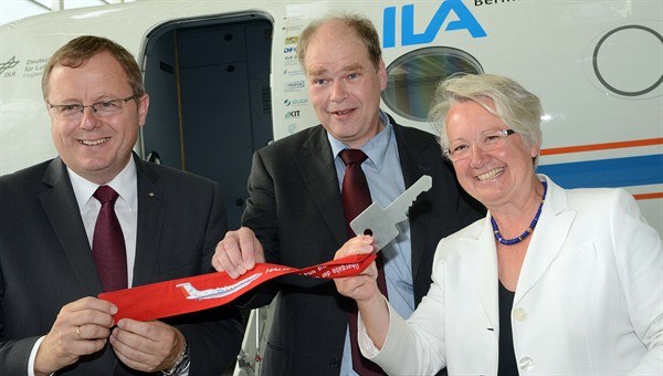 Bundesforschungsministerin Annette Schavan zu Besuch im DLR Oberpfaffenhofen. Bild: DLR, CC-BY.