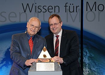 Alan Bean und Jan Woerner im Gasometer Oberhausen, März 2010. Bild: DLR.
