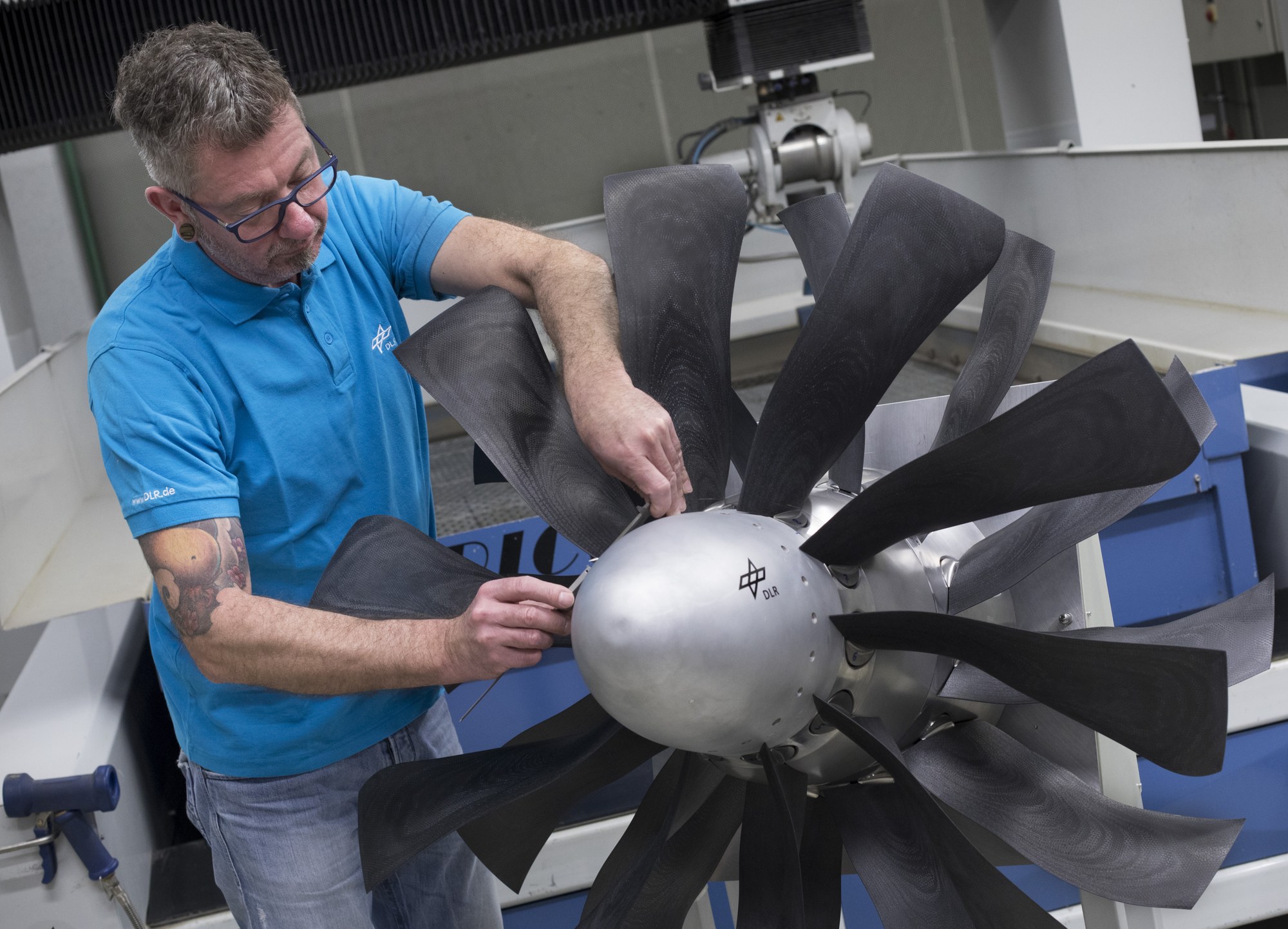Construction of the counter-rotating fan with fan blades made of thermoplastic CFRP