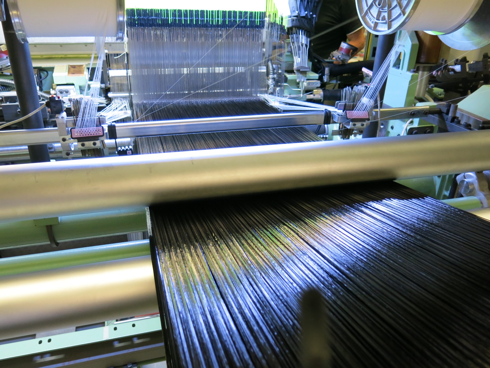 Carbon fibres are woven on the Dornier 3D weaving plant of the project partner DITF