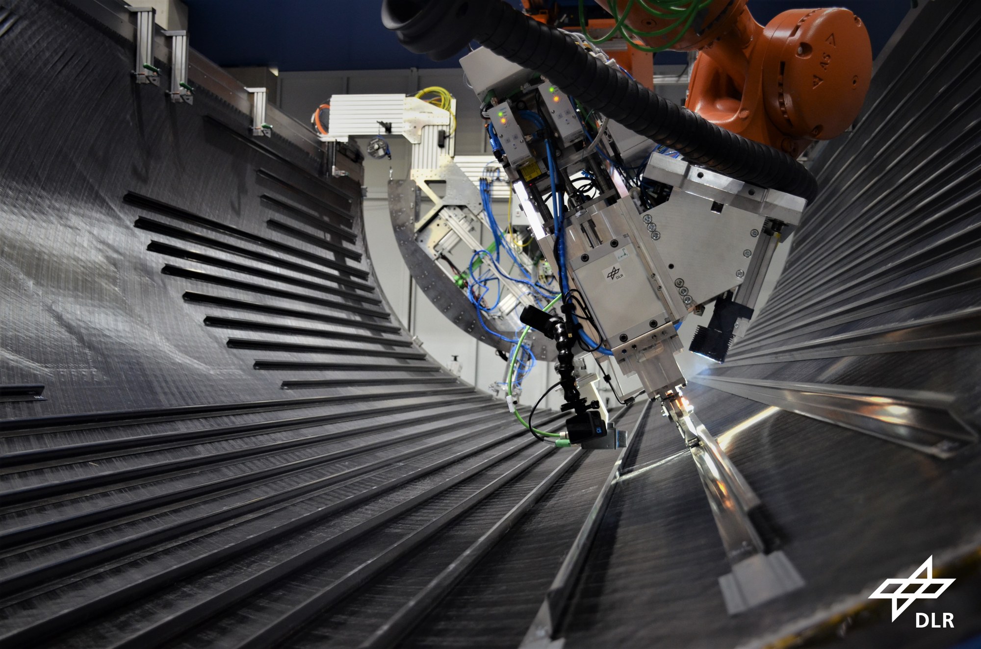 Continuous ultrasonic welding of the stringers (from Aernnova) with camera-based path correction